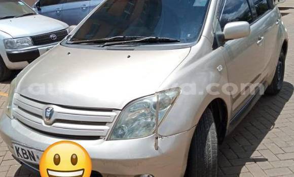 Oofamaa Toyota IST Beige Makiinaa iti Nairobi keessatti Nairobi keessatti
