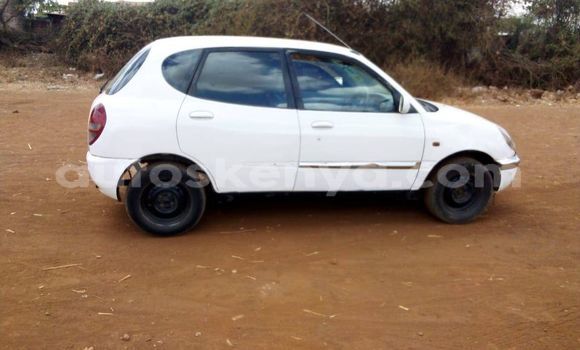 Oofamaa Toyota Duet White Makiinaa iti Nairobi keessatti Nairobi keessatti