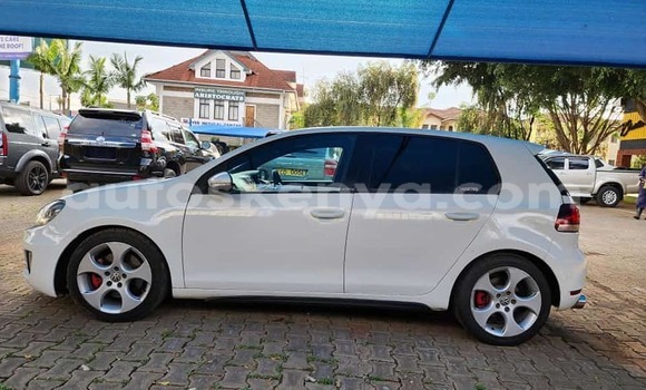 Oofamaa Volkswagen Golf White Makiinaa iti Nairobi keessatti Nairobi keessatti