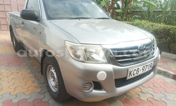 Oofamaa Toyota Hilux Silver Makiinaa iti Nairobi keessatti Nairobi keessatti