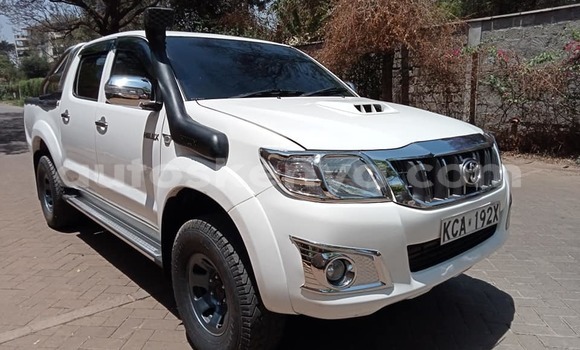 Oofamaa Toyota Hilux White Makiinaa iti Nairobi keessatti Nairobi keessatti Oofamaa Toyota Hilux White Makiinaa iti Nairobi keessatti Nairobi keessatti