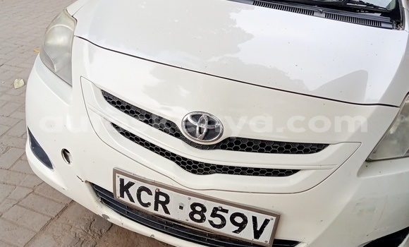 Oofamaa Toyota Belta White Makiinaa iti Mombasa keessatti Coastal Kenya keessatti