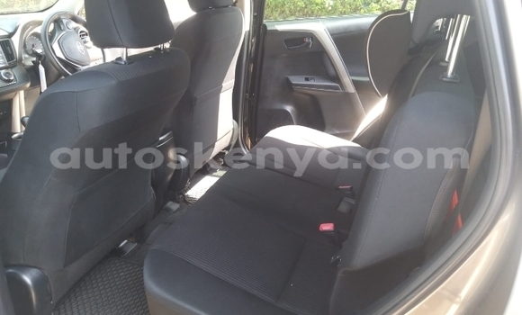 Oofamaa Toyota RAV4 Silver Makiinaa iti Mombasa keessatti Coastal Kenya keessatti Oofamaa Toyota RAV4 Silver Makiinaa iti Mombasa keessatti Coastal Kenya keessatti