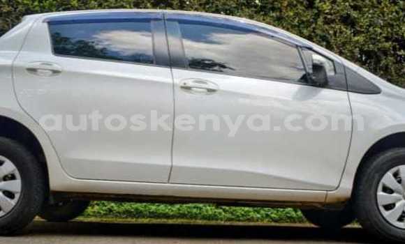 Oofamaa Toyota Vitz White Makiinaa iti Nairobi keessatti Nairobi keessatti