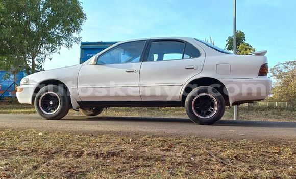 Oofamaa Toyota Sprinter White Makiinaa iti Nairobi keessatti Nairobi keessatti