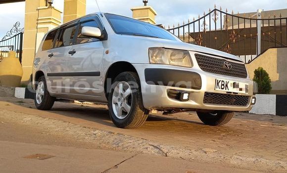 Oofamaa Toyota Succeed Silver Makiinaa iti Nairobi keessatti Nairobi keessatti
