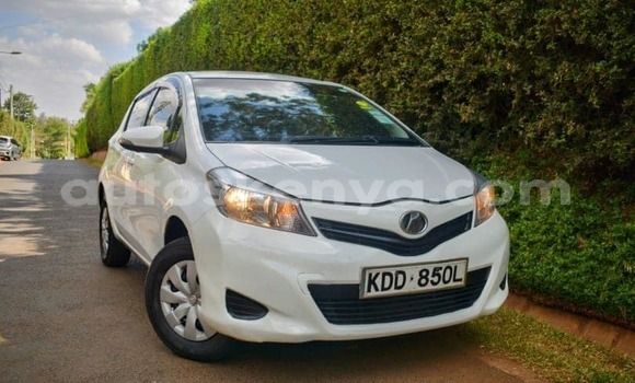 Nunua Ilio tumika Toyota Vitz Nyeupe Gari ndani ya Nairobi nchini Nairobi