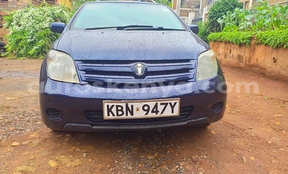 Oofamaa Toyota IST Blue Makiinaa iti Nairobi keessatti Nairobi keessatti