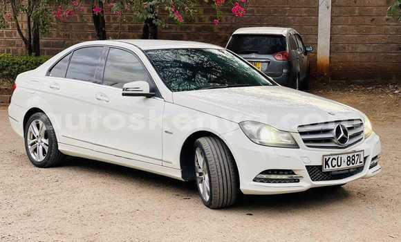 Oofamaa Mercedes‒Benz E–Class White Makiinaa iti Nairobi keessatti Nairobi keessatti
