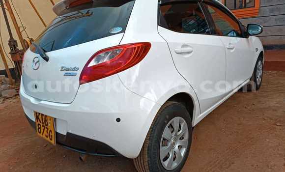 Oofamaa Mazda Demio White Makiinaa iti Nairobi keessatti Nairobi keessatti