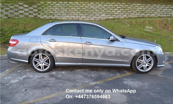 Oofamaa Mercedes‒Benz E–Class Silver Makiinaa iti Nairobi keessatti Nairobi keessatti
