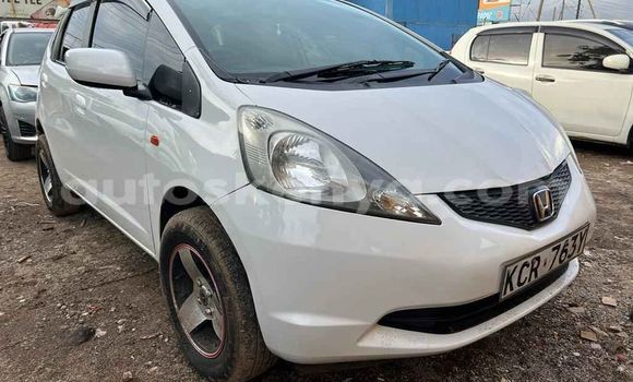 Nunua Ilio tumika Honda Fit Nyeupe Gari ndani ya Nairobi nchini Nairobi