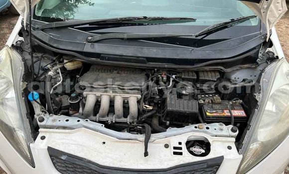 Nunua Ilio tumika Honda Fit Nyeupe Gari ndani ya Nairobi nchini Nairobi Nunua Ilio tumika Honda Fit Nyeupe Gari ndani ya Nairobi nchini Nairobi