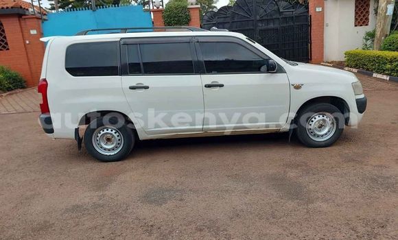 Oofamaa Toyota Probox White Makiinaa iti Nairobi keessatti Nairobi keessatti