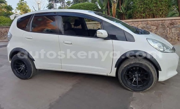 Oofamaa Honda Fit White Makiinaa iti Kiambu keessatti Central Kenya keessatti