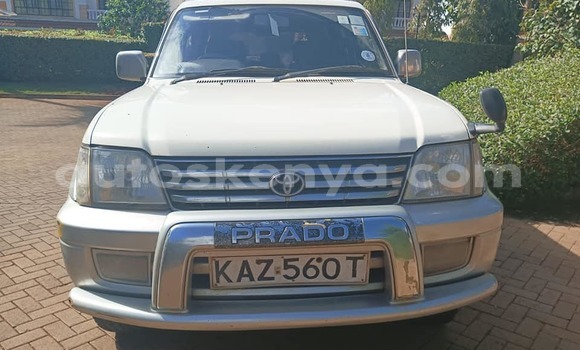 Oofamaa Toyota Land Cruiser Prado White Makiinaa iti Kiambu keessatti Central Kenya keessatti