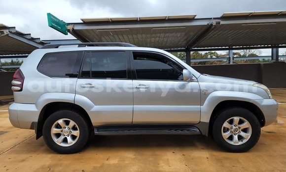Oofamaa Toyota Land Cruiser Prado Silver Makiinaa iti Kiambu keessatti Central Kenya keessatti