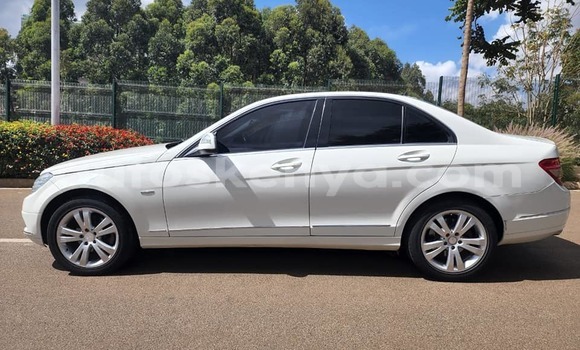 Nunua Ilio tumika Mercedes‒Benz C–Class Nyeupe Gari ndani ya Kiambu nchini Kati Kenya