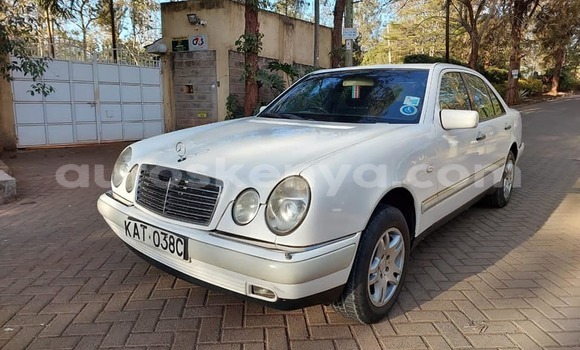 Nunua Ilio tumika Mercedes‒Benz E–Class Nyeupe Gari ndani ya Kiambu nchini Kati Kenya