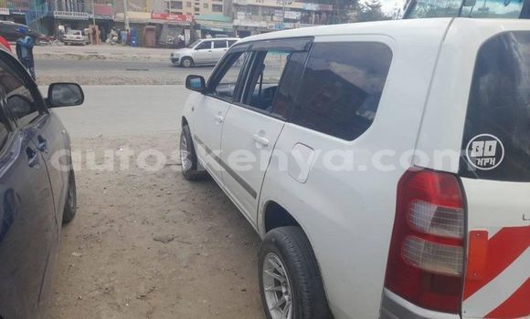 Oofamaa Toyota Succeed White Makiinaa iti Nairobi keessatti Nairobi keessatti