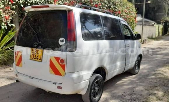 Oofamaa Toyota Noah White Makiinaa iti Nairobi keessatti Nairobi keessatti Oofamaa Toyota Noah White Makiinaa iti Nairobi keessatti Nairobi keessatti