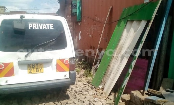 Oofamaa Nissan Vanette White Makiinaa iti Nairobi keessatti Nairobi keessatti Oofamaa Nissan Vanette White Makiinaa iti Nairobi keessatti Nairobi keessatti