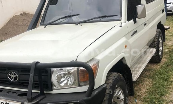 Nunua Ilio tumika Toyota Land Cruiser Nyeupe Gari ndani ya Nairobi nchini Nairobi
