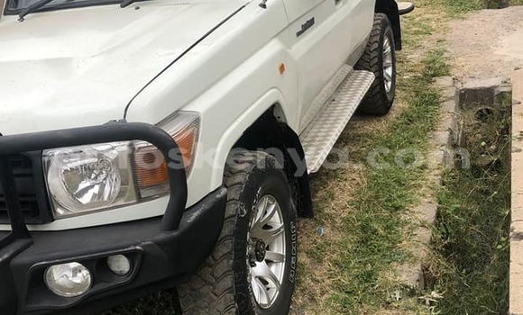 Oofamaa Toyota Land Cruiser White Makiinaa iti Nairobi keessatti Nairobi keessatti Oofamaa Toyota Land Cruiser White Makiinaa iti Nairobi keessatti Nairobi keessatti