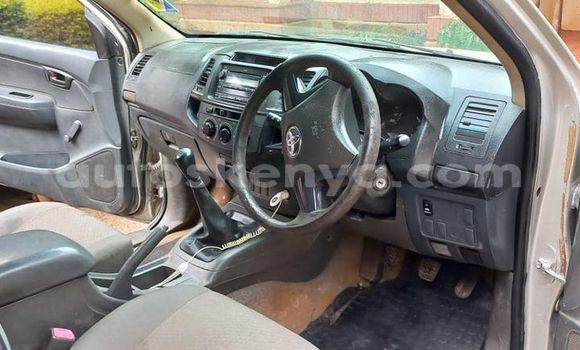Oofamaa Toyota Hilux Silver Makiinaa iti Nairobi keessatti Nairobi keessatti Oofamaa Toyota Hilux Silver Makiinaa iti Nairobi keessatti Nairobi keessatti