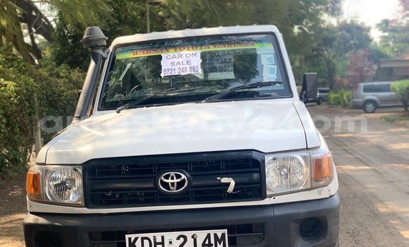 Nunua Ilio tumika Toyota Land Cruiser Nyeupe Gari ndani ya Nairobi nchini Nairobi