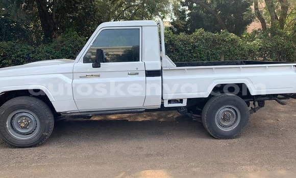 Oofamaa Toyota Land Cruiser White Makiinaa iti Nairobi keessatti Nairobi keessatti Oofamaa Toyota Land Cruiser White Makiinaa iti Nairobi keessatti Nairobi keessatti