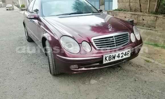 Nunua Ilio tumika Mercedes‒Benz E–Class Nyekundu Gari ndani ya Nairobi nchini Nairobi