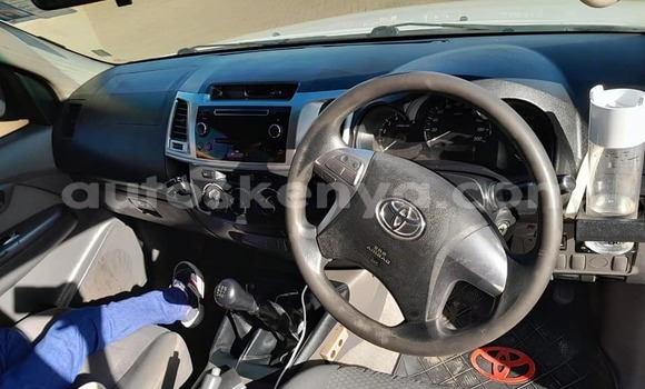 Oofamaa Toyota Hilux White Makiinaa iti Nairobi keessatti Nairobi keessatti Oofamaa Toyota Hilux White Makiinaa iti Nairobi keessatti Nairobi keessatti