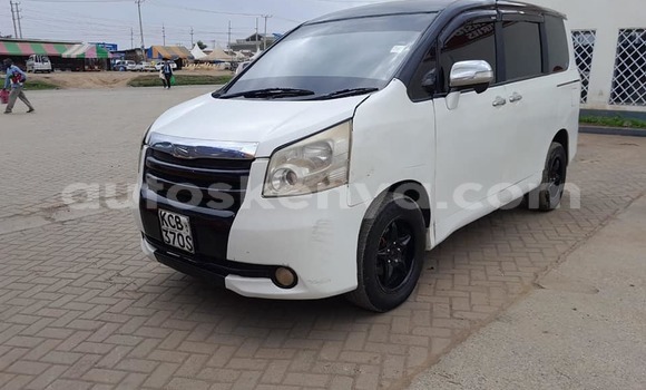 Nunua Ilio tumika Toyota Noah Nyeupe Gari ndani ya Nairobi nchini Nairobi