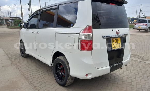 Oofamaa Toyota Noah White Makiinaa iti Nairobi keessatti Nairobi keessatti Oofamaa Toyota Noah White Makiinaa iti Nairobi keessatti Nairobi keessatti
