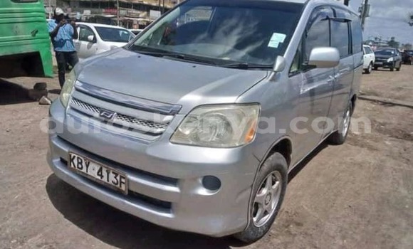 Oofamaa Toyota Noah Silver Makiinaa iti Nairobi keessatti Nairobi keessatti