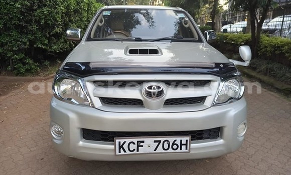 Oofamaa Toyota Hilux Silver Makiinaa iti Nairobi keessatti Nairobi keessatti