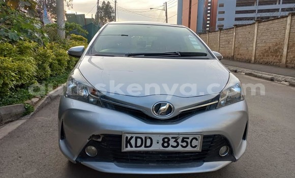 Oofamaa Toyota Vitz Silver Makiinaa iti Nairobi keessatti Nairobi keessatti