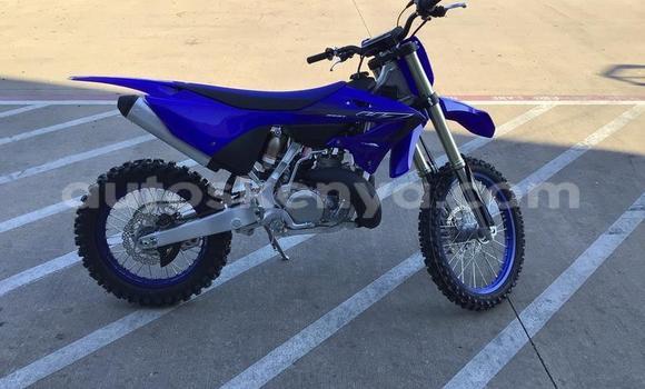 Oofamaa Yamaha YZ Blue Doqdoqqee iti Kaloleni keessatti Coast keessatti Oofamaa Yamaha YZ Blue Doqdoqqee iti Kaloleni keessatti Coast keessatti