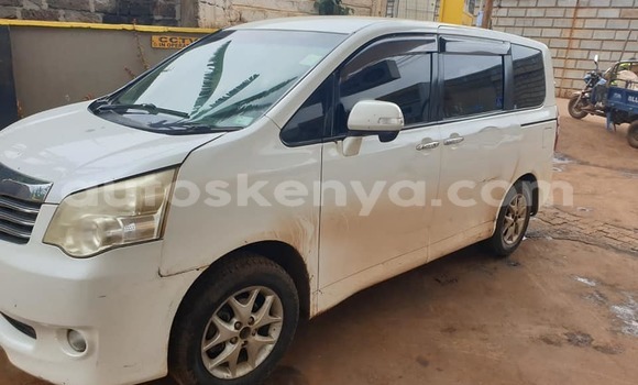 Nunua Ilio tumika Toyota Noah Nyeupe Gari ndani ya Nairobi nchini Nairobi