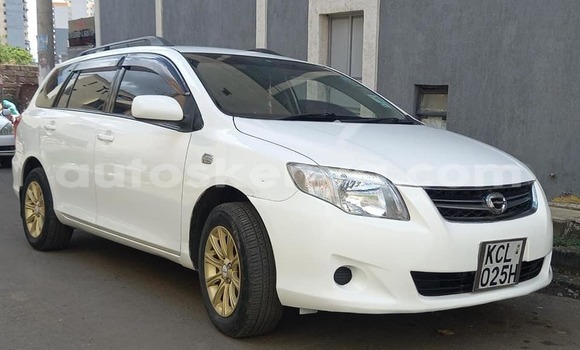 Oofamaa Toyota Fielder White Makiinaa iti Nairobi keessatti Nairobi keessatti