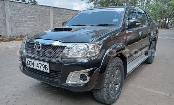 Oofamaa Toyota Hilux Black Makiinaa iti Nairobi keessatti Nairobi keessatti