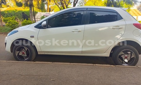Oofamaa Mazda Demio White Makiinaa iti Nairobi keessatti Nairobi keessatti