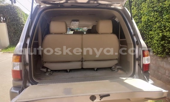 Oofamaa Toyota Land Cruiser Silver Makiinaa iti Nairobi keessatti Nairobi keessatti Oofamaa Toyota Land Cruiser Silver Makiinaa iti Nairobi keessatti Nairobi keessatti