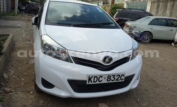 Oofamaa Toyota Vitz White Makiinaa iti Nairobi keessatti Nairobi keessatti Oofamaa Toyota Vitz White Makiinaa iti Nairobi keessatti Nairobi keessatti