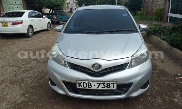 Oofamaa Toyota Vitz Silver Makiinaa iti Nairobi keessatti Nairobi keessatti