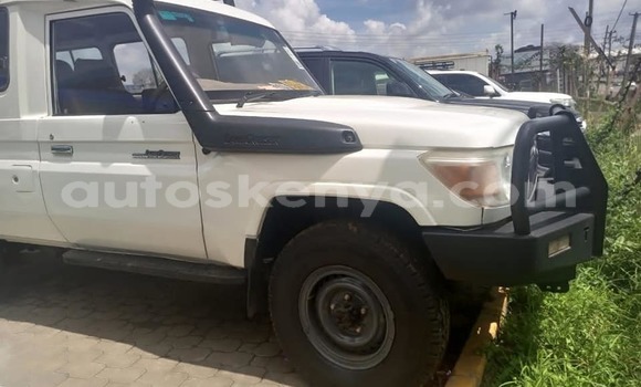 Oofamaa Toyota Land Cruiser White Makiinaa iti Nairobi keessatti Nairobi keessatti Oofamaa Toyota Land Cruiser White Makiinaa iti Nairobi keessatti Nairobi keessatti