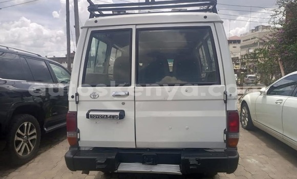 Oofamaa Toyota Land Cruiser White Makiinaa iti Nairobi keessatti Nairobi keessatti Oofamaa Toyota Land Cruiser White Makiinaa iti Nairobi keessatti Nairobi keessatti