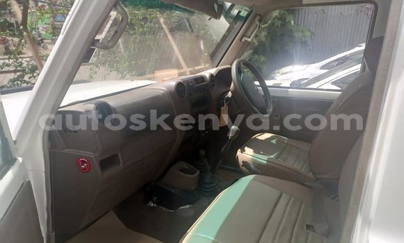 Oofamaa Toyota Land Cruiser White Makiinaa iti Nairobi keessatti Nairobi keessatti Oofamaa Toyota Land Cruiser White Makiinaa iti Nairobi keessatti Nairobi keessatti