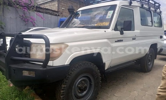 Oofamaa Toyota Land Cruiser White Makiinaa iti Nairobi keessatti Nairobi keessatti Oofamaa Toyota Land Cruiser White Makiinaa iti Nairobi keessatti Nairobi keessatti